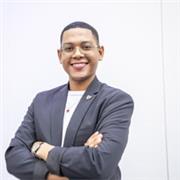 Profesor de español imparte clase a niños de todas las edades